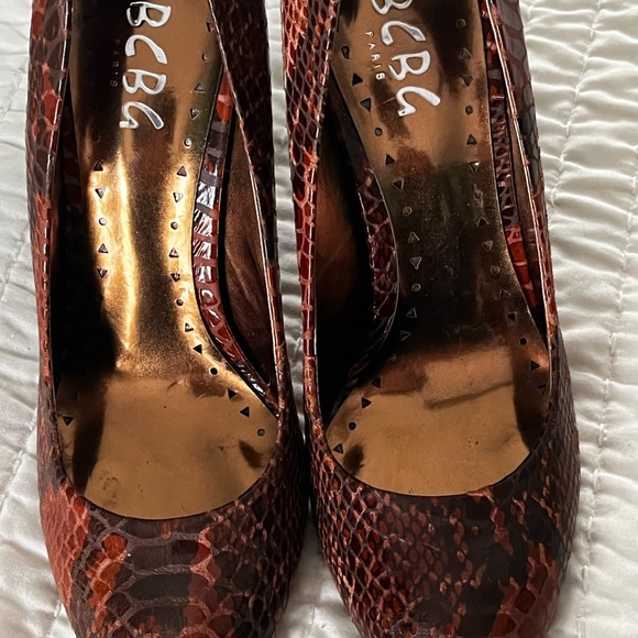 Brown snake print BCBG Paris pumps. - Picture 2 of 8